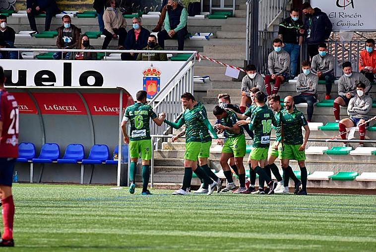 Celebración del primer tanto del Guijuelo.
