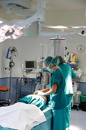 Quirófano de Traumatología en el Hospital Virgen de la Vega.