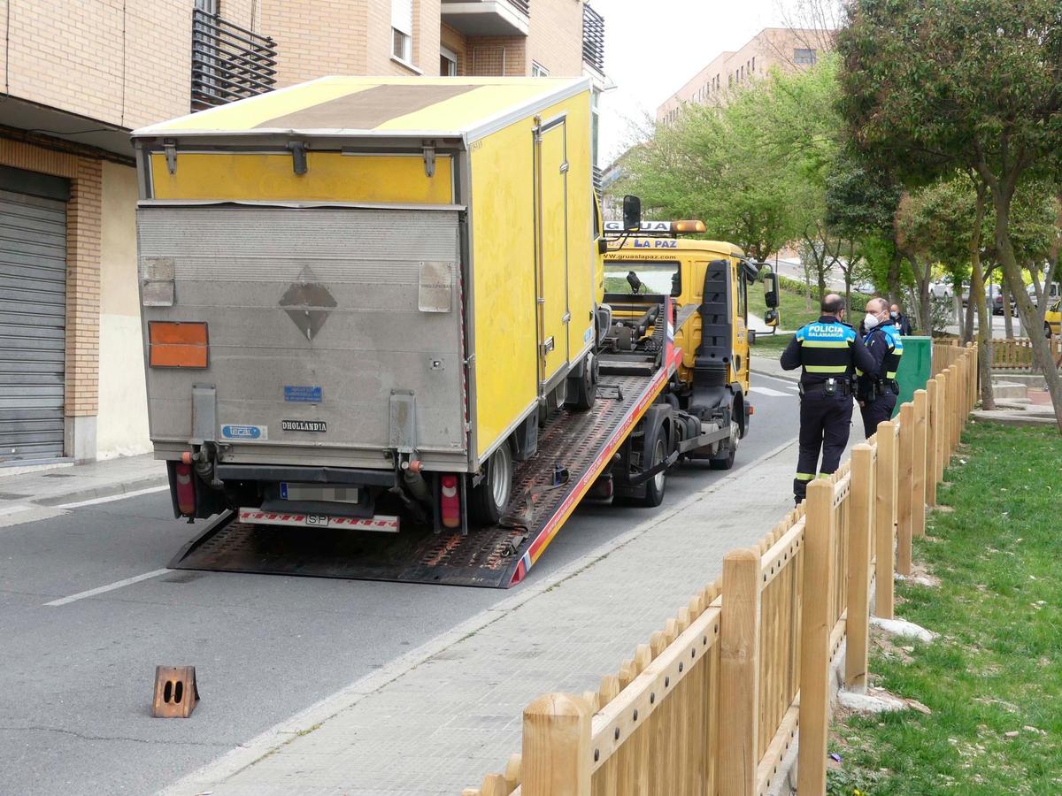 La furgoneta, retirada en una grúa tras el accidente.