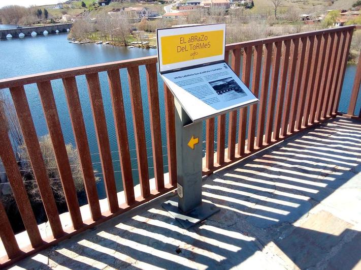 La señalización del Conjunto Histórico en el parque de El Espolón sobre la importancia del Tormes en la villa ducal.