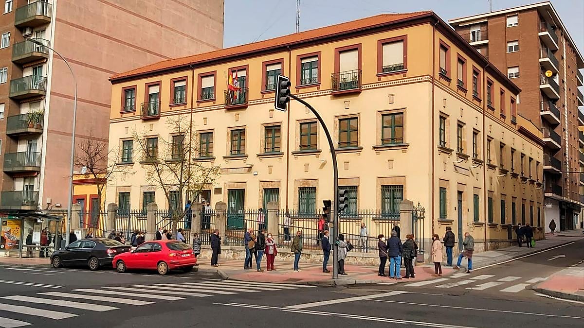 Colas ante el centro de vacunación del paseo de la Estación.