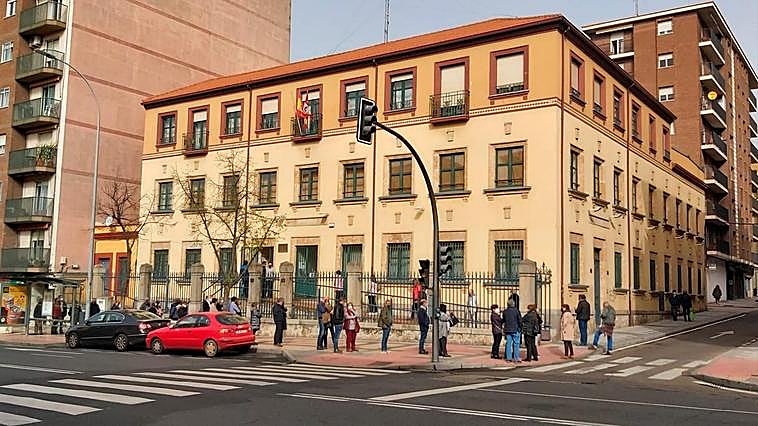 Colas ante el centro de vacunación del paseo de la Estación.