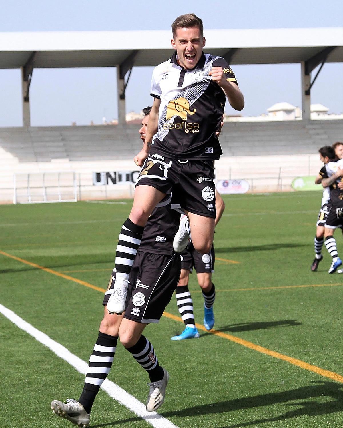 Íñigo Muñoz, del Unionistas, celebra su gol ante el Racing de Ferrol.
