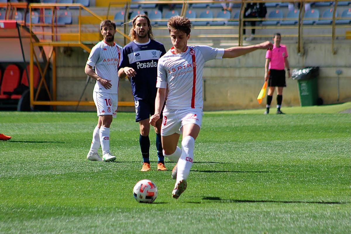 Julián Luque en el choque ante el Marino de Luanco.