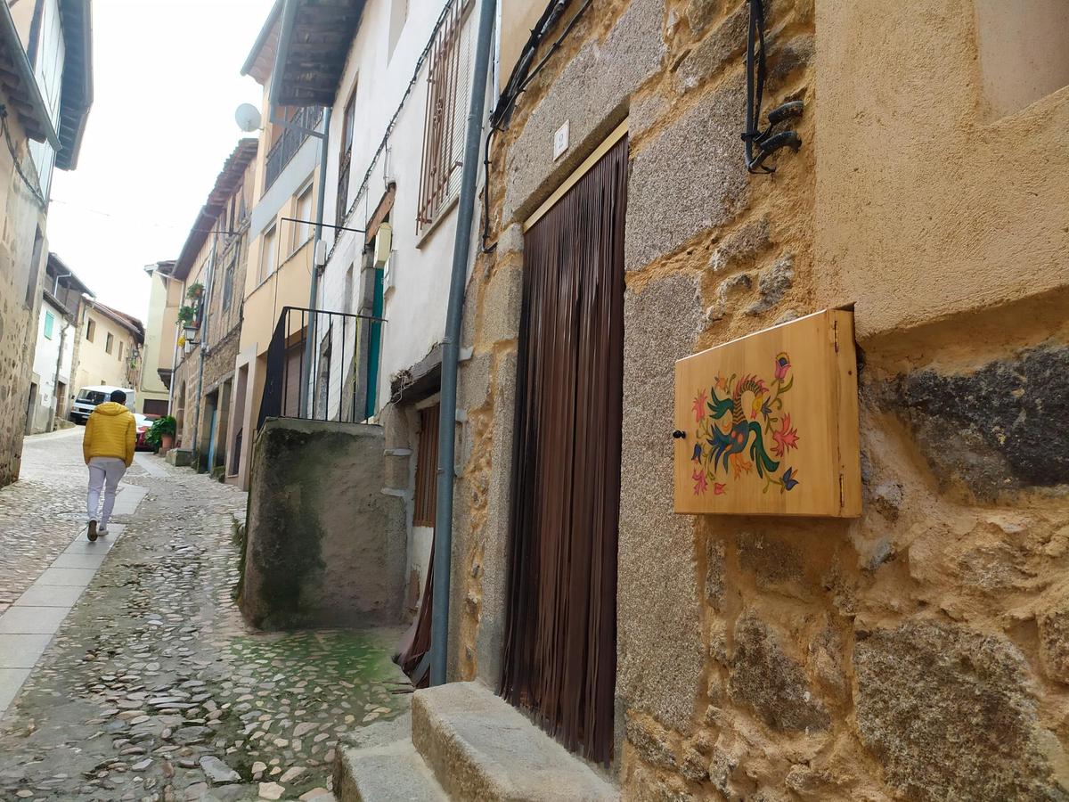 Imagen de uno de los contadores ya pintados en la calle del Castillo.