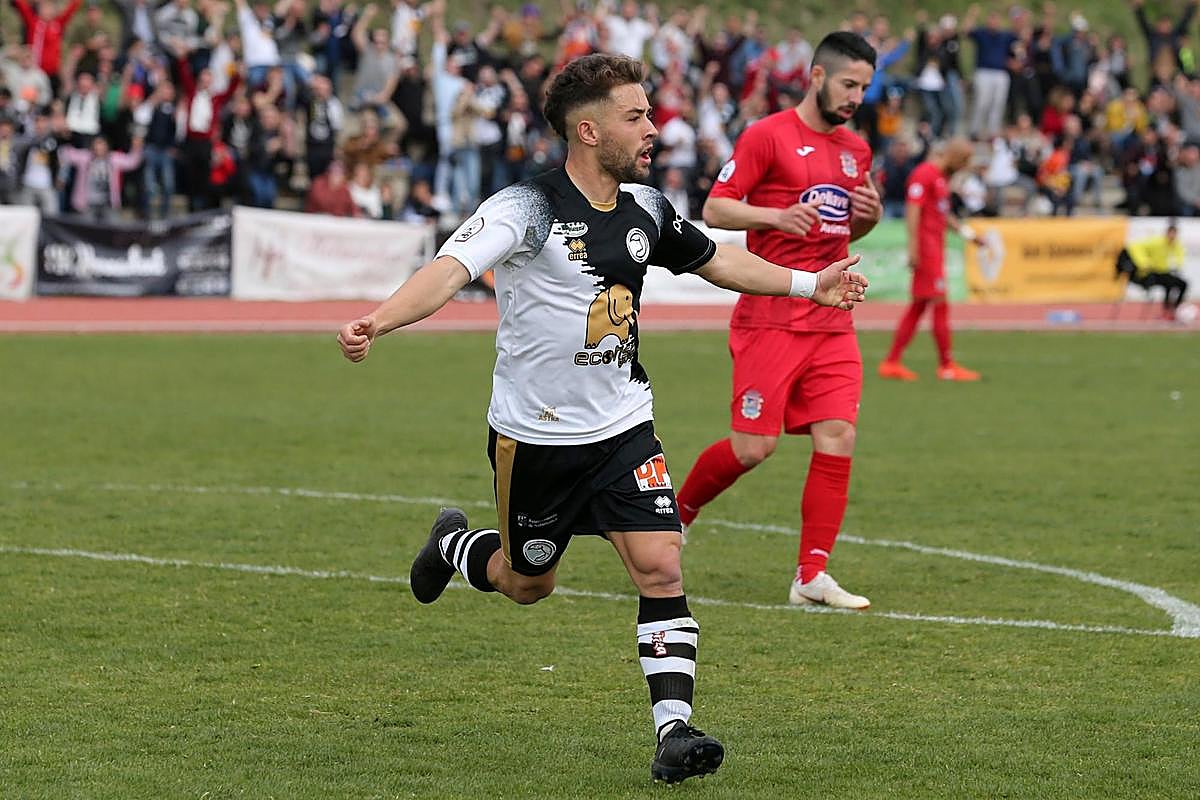 Unai, ahora en el Lealtad, celebra un gol en Las Pistas con el Unionistas.