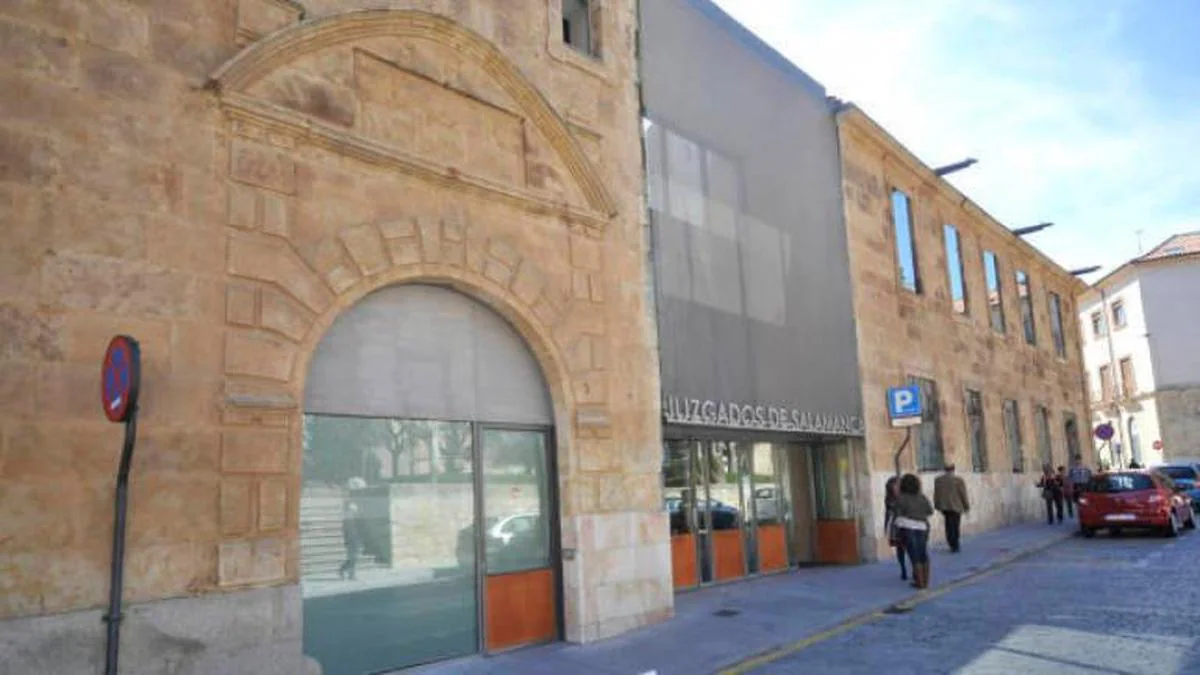 Imagen de la puerta de los Juzgados de Salamanca.