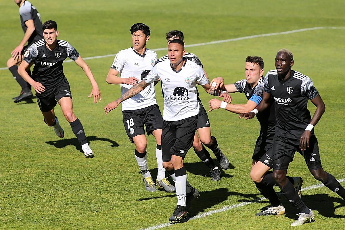 Maissa (derecha) en una jugada en el Helmántico.
