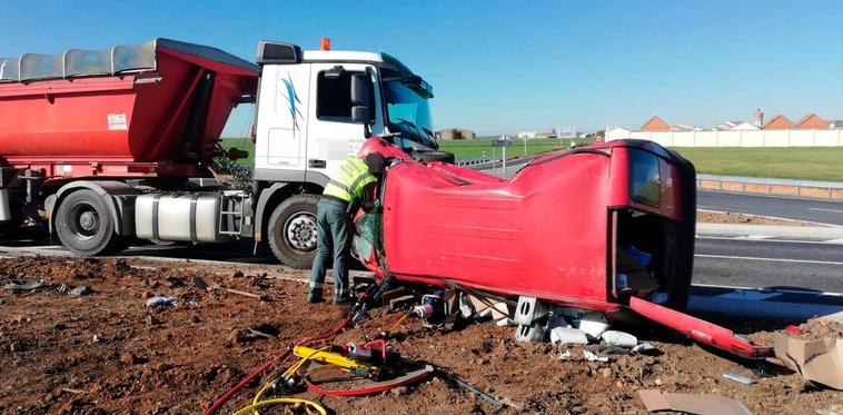 Furgoneta y camión implicados en el accidente.