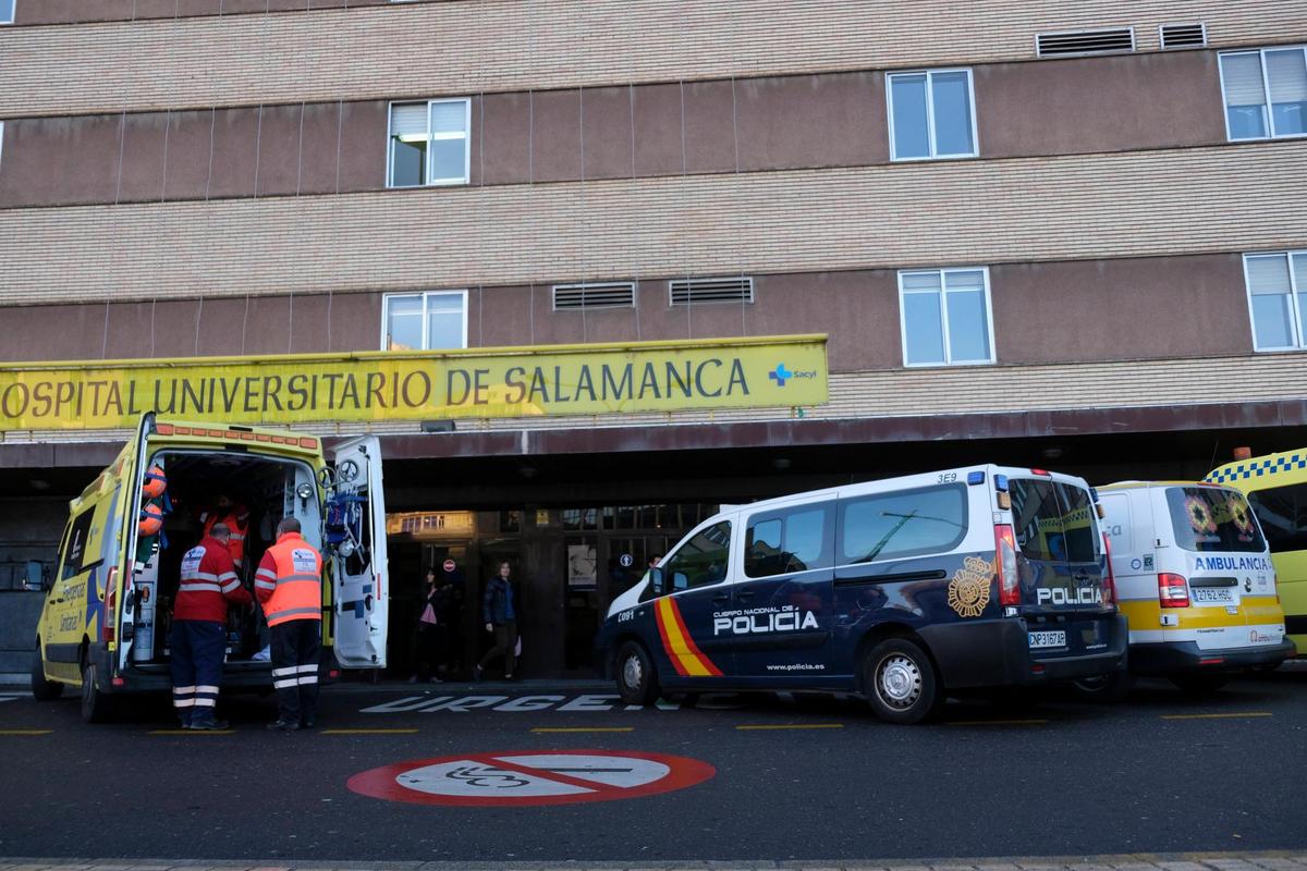 Un furgón de la Policía Nacional en la entrada del Hospital.