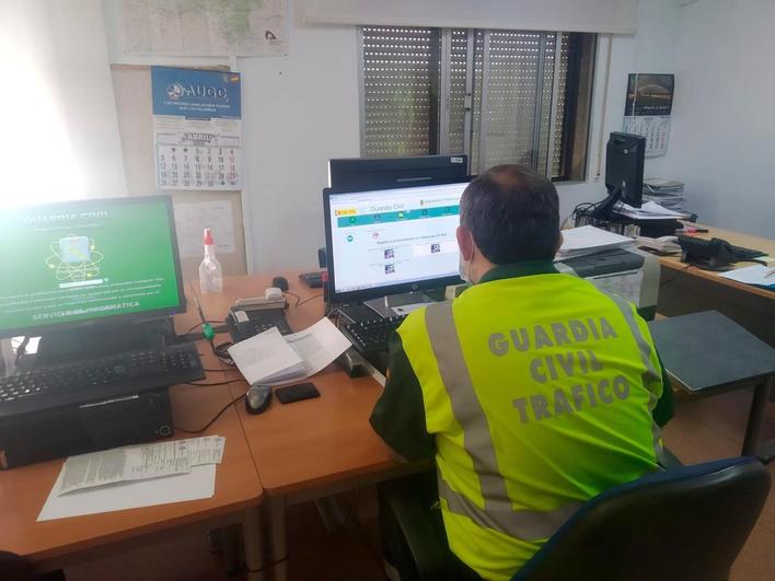 Un guardia civil junto al ordenador.