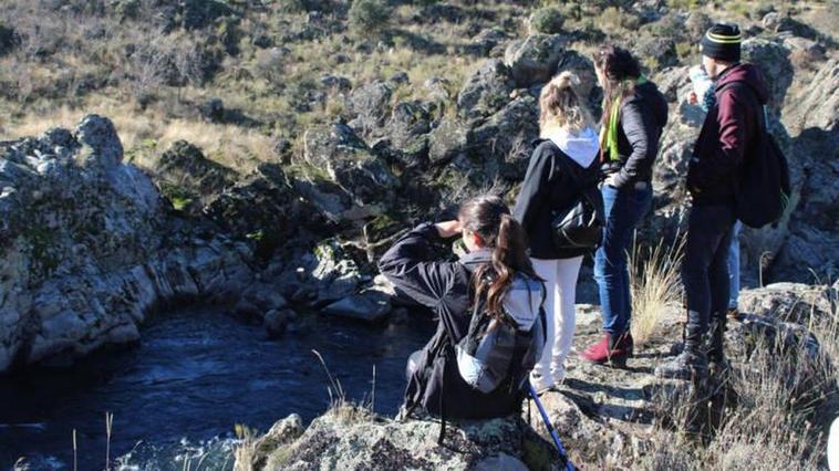 Un grupo de amigos en una ruta senderista.