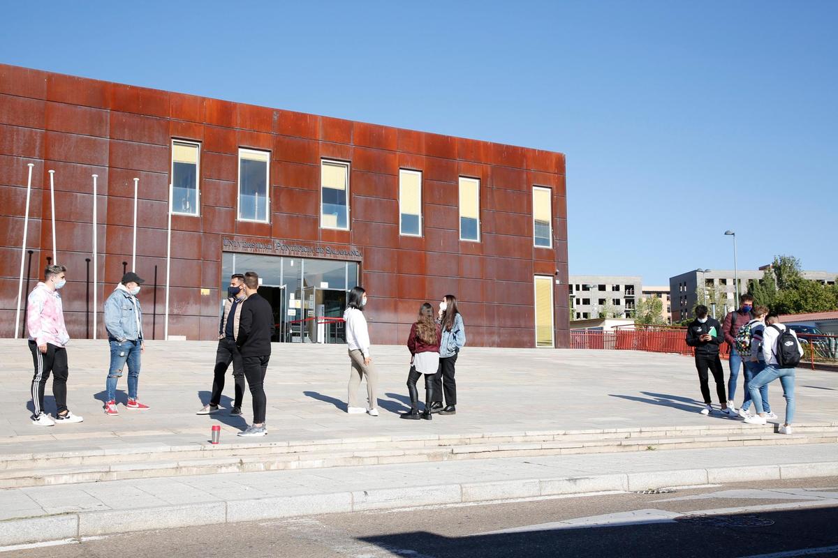 Puerta de la Facultad de Comunicación de la Universidad Pontificia.