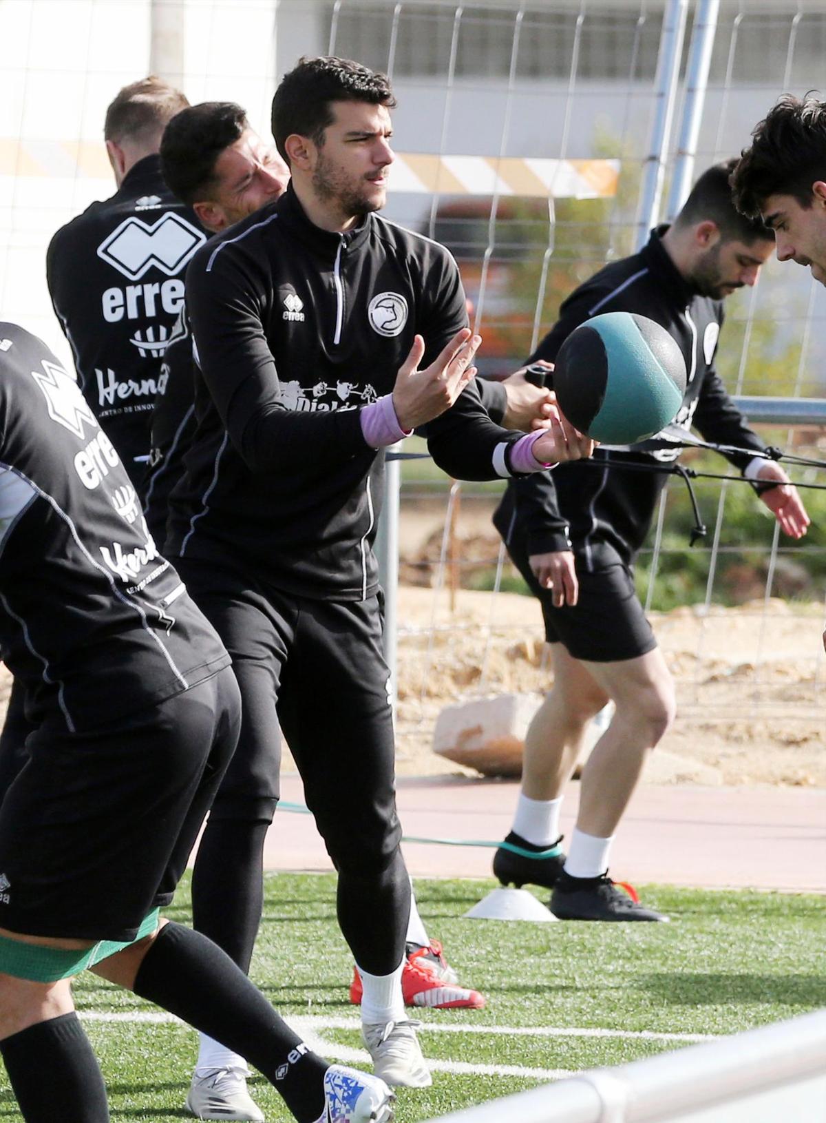 De la Nava recogiendo un balón medicinal en un entrenamiento.