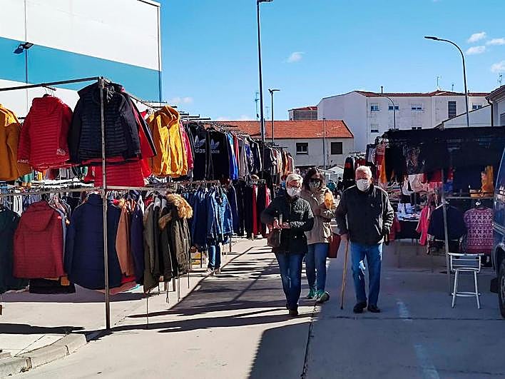 Mercadillo en la zona del Cordel de Merinas.