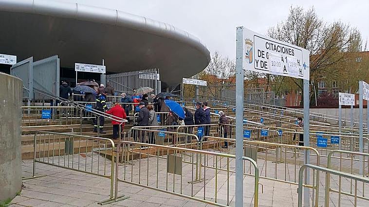 Sin apenas colas en el exterior del Multiusos este viernes.