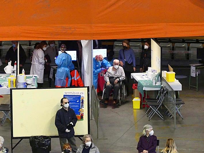 Vacunaciones en el Multiusos Sánchez Paraíso.