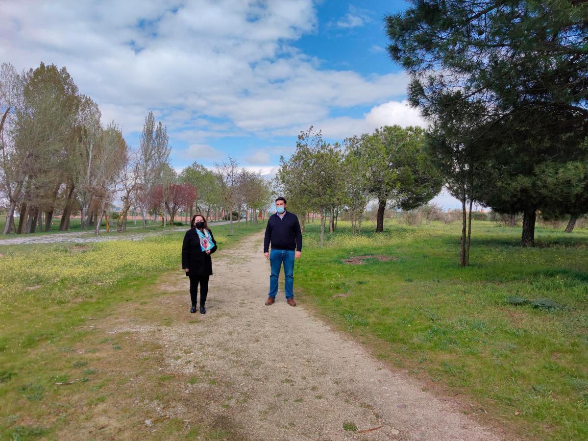 La alcaldesa, Carmen Ávila, y el teniente de alcalde, Antonio Poveda, en El Inestal.