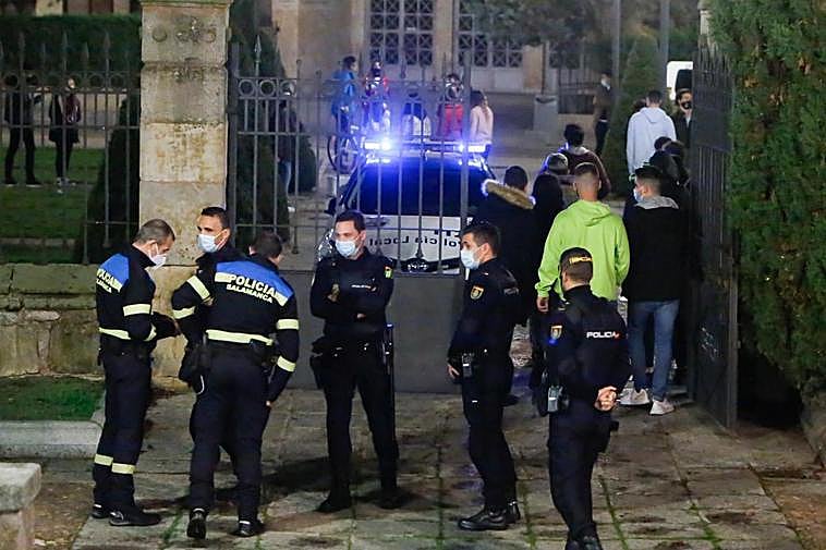 Agentes de la Policía local, en labores de vigilancia