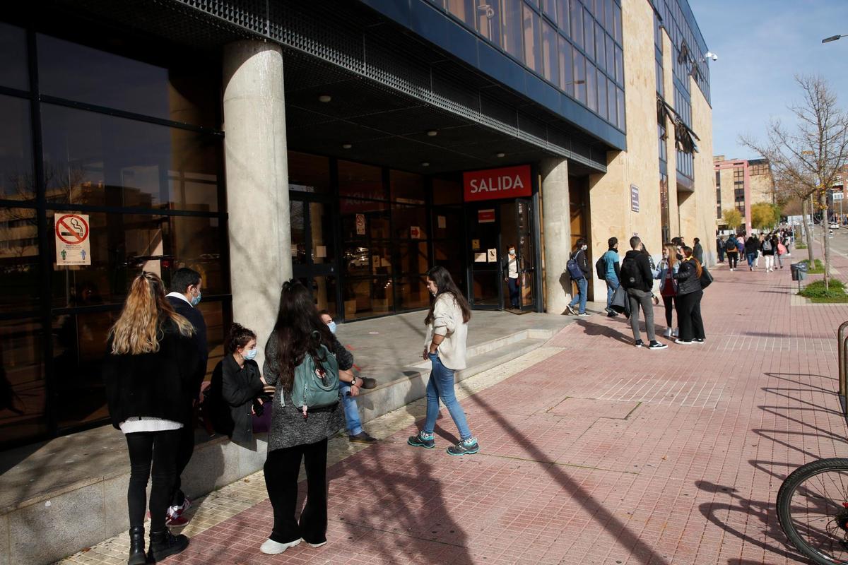 Universitarios, en la entrada de una de las facultades del Campus Unamuno