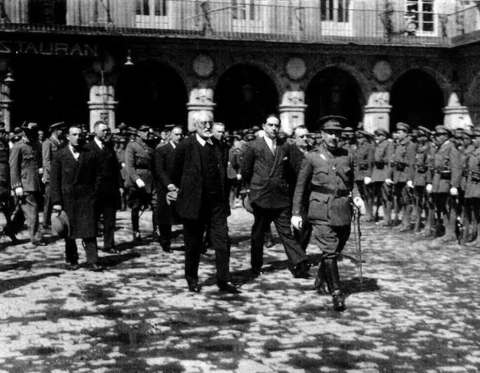 Unamuno, en la Plaza en la época republicana en una foto de Gombau