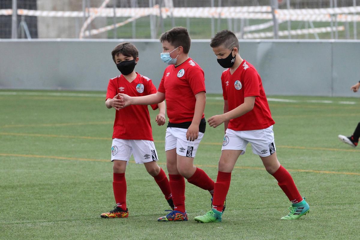 Tres jugadores de la cantera del Salamanca UDS celebran un gol.