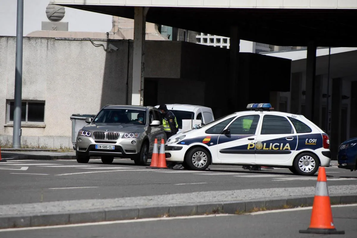 Controles policiales en el paso fronterizo de Fuentes de Oñoro.