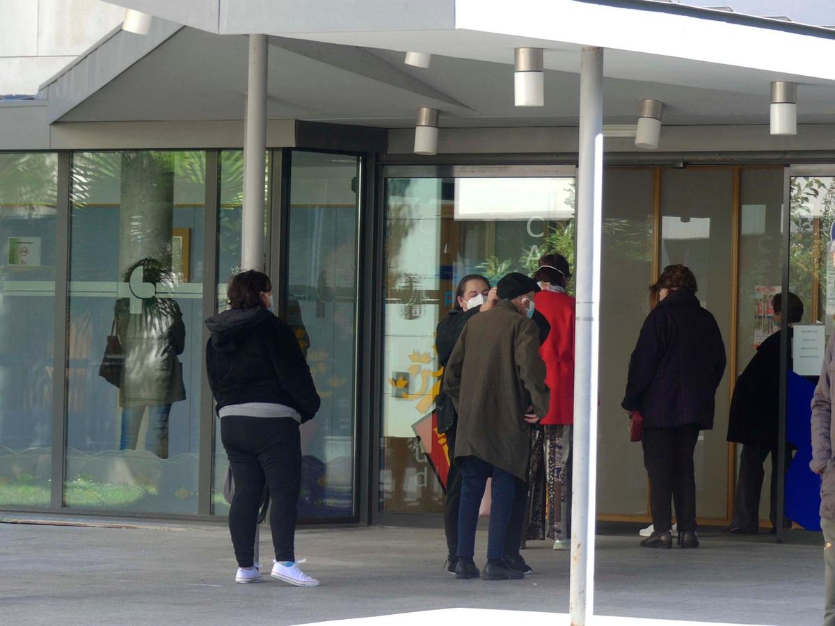 La puerta del centro de salud: el grupo era tan pequeño no requería de colas en el exterior del edificio.