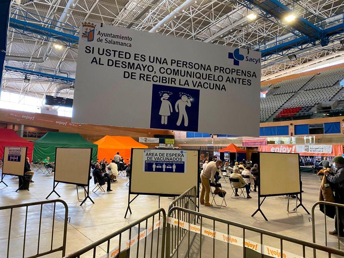 Grandes carteles en el Multiusos para que las personas propensas a marearse lo comuniquen al personal.