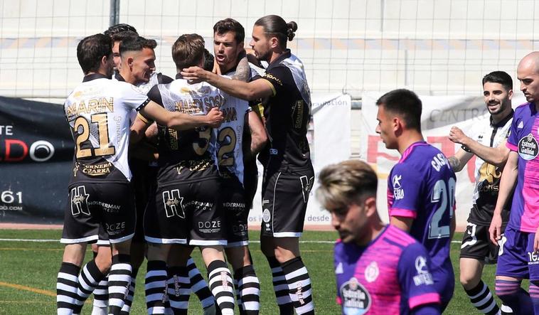 Los jugadores del Unionistas celebran uno de los goles contra el Valladolid Promesas.