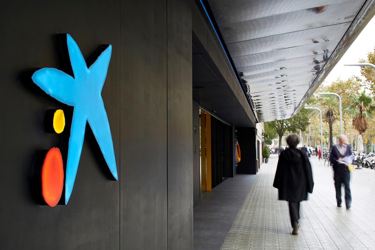Caixabank cerrará más de 1.500 oficinas
