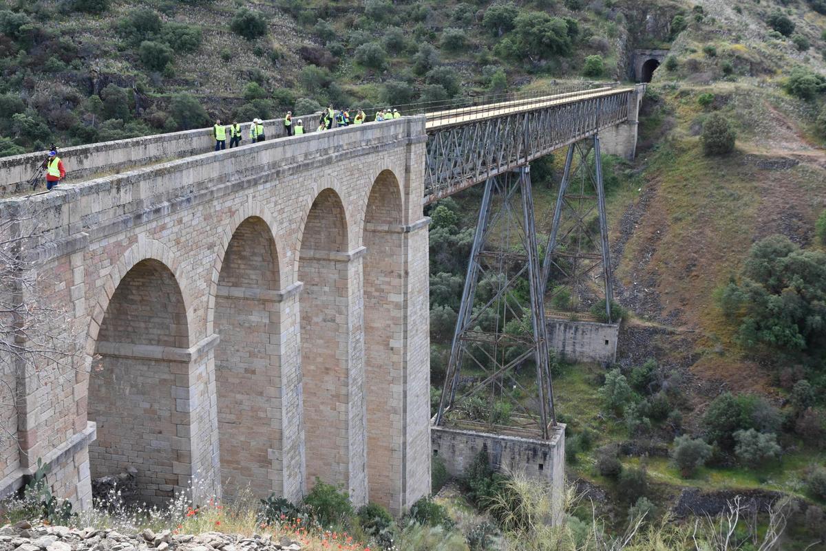 La visita de las autoridades a un tramo del Camino de Hierro.