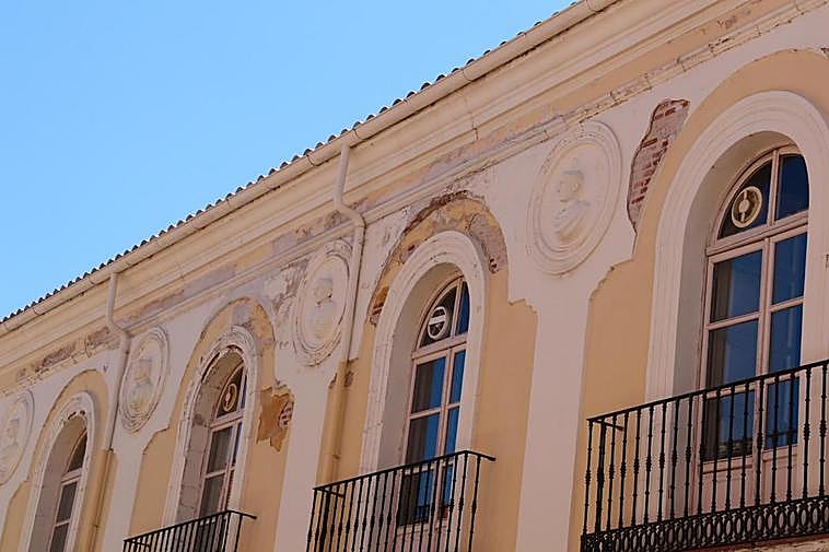 La fachada principal del teatro y centro social presenta importantes humedades y desconchones.