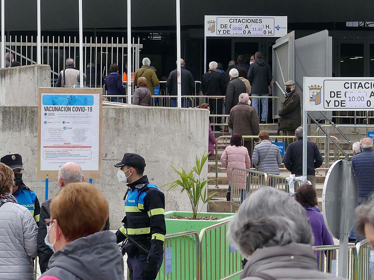 Entrada del Pabellón Multiusos, donde se celebran las vacunaciones masivas