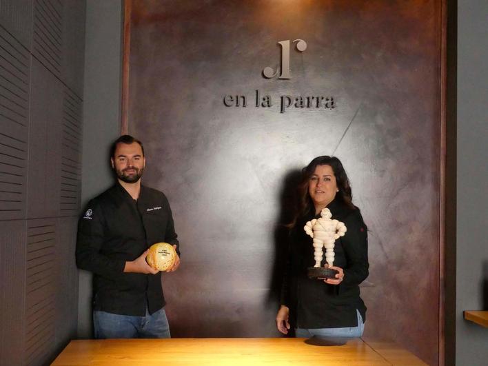 Alberto Rodríguez y Rocío Parra, responsables del restaurante, posan con los galardones