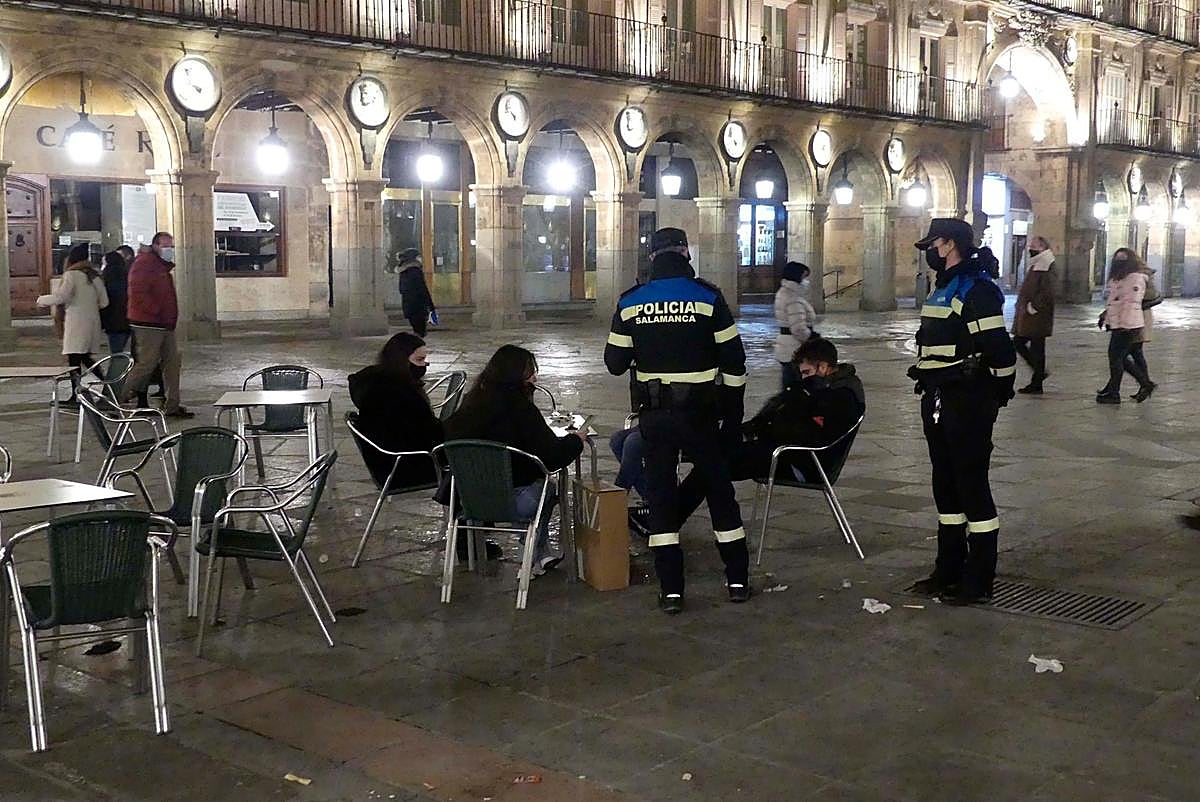 La Policía local, de patrulla en la Plaza Mayor de Salamanca