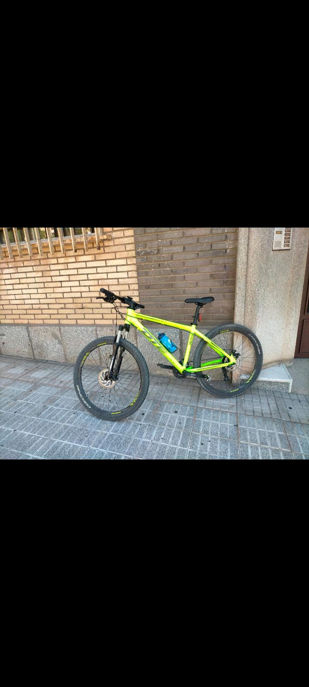 La bicicleta sustraída es de color amarillo verdoso y de la marca DTB