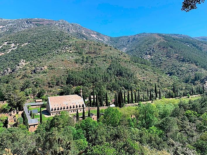 Vista del antiguo monasterio carmelita y del valle de Las Batuecas desde el Mirador de San José