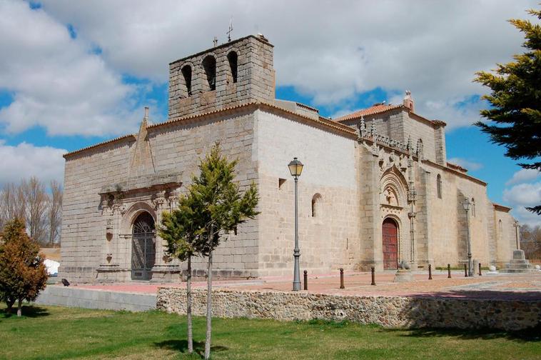 Exterior de la iglesia de Santiago Apóstol, con su magnífica portada con símbolos peregrinos jacobeos.