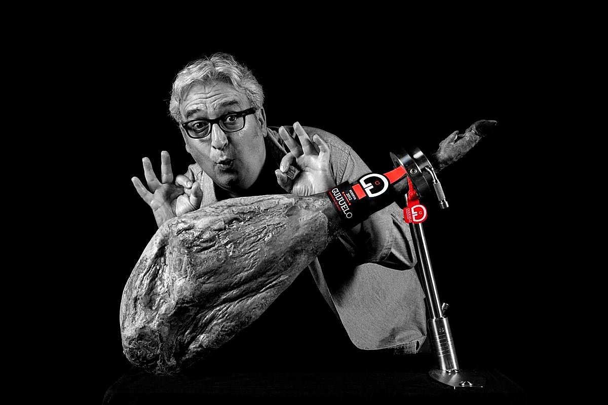 El cómico y actor Leo Harlem con un auténtico “Guijuelo”.