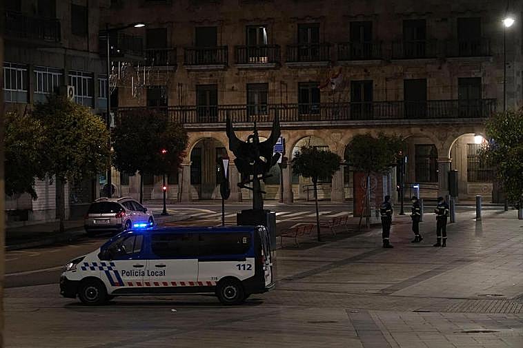 La Policía local, de patrulla nocturna por el centro de Salamanca
