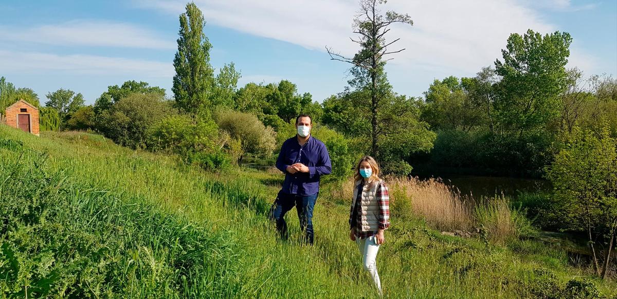 El alcalde, David Mingo, y la edil de Urbanismo, Marta Labrador, en la zona del nuevo paseo fluvial.