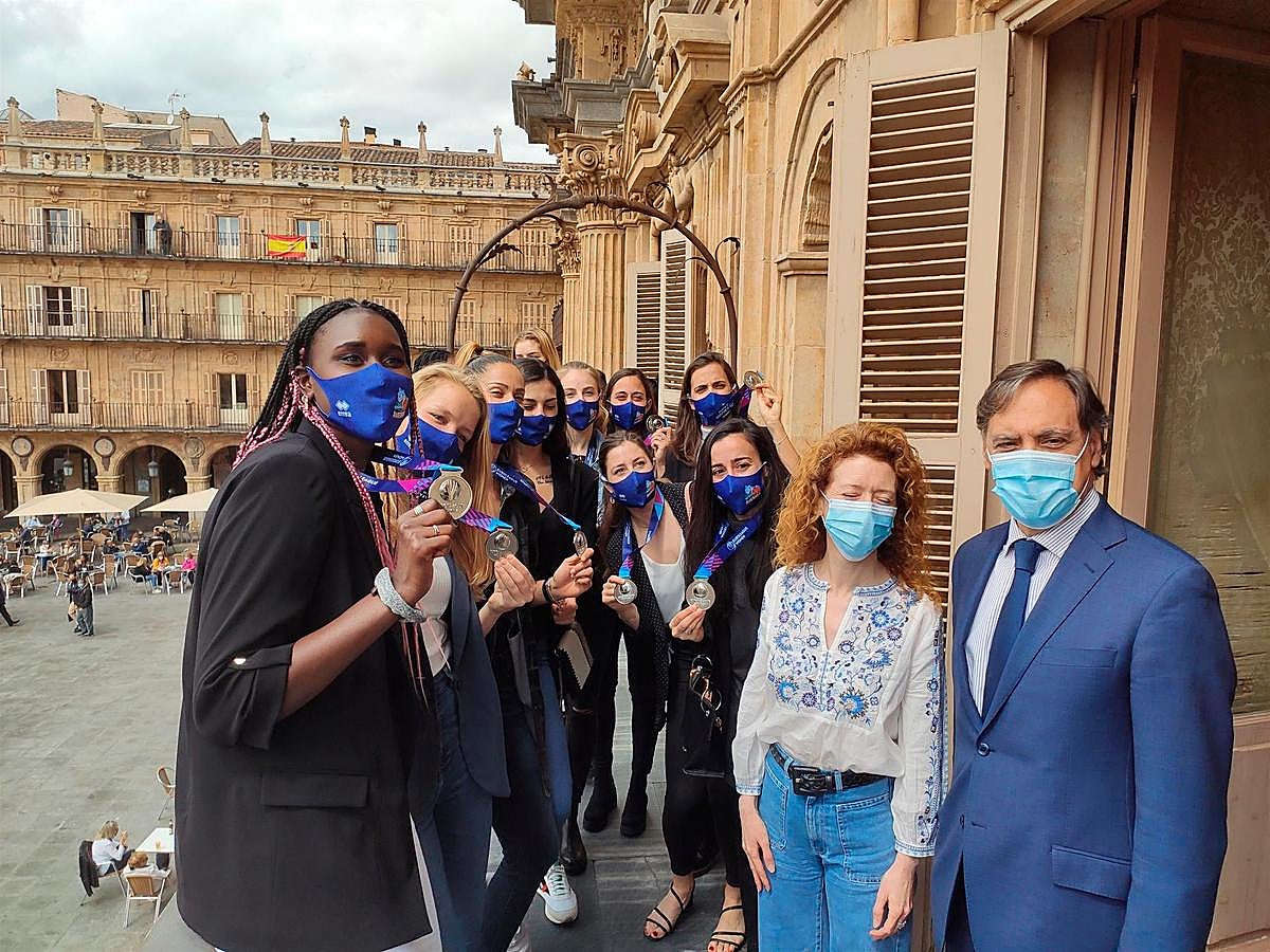 Carbayo y Ana Suárez, con las subcampeonas de Europa