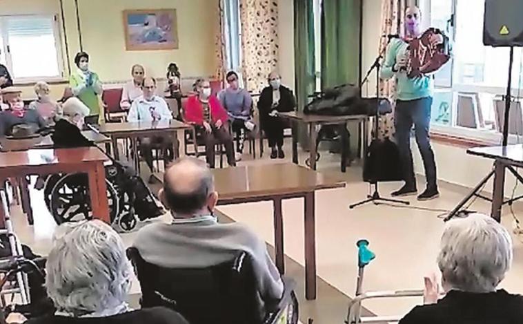 Un concierto ha sido la primera actividad cultural en una de las residencias de Beleña