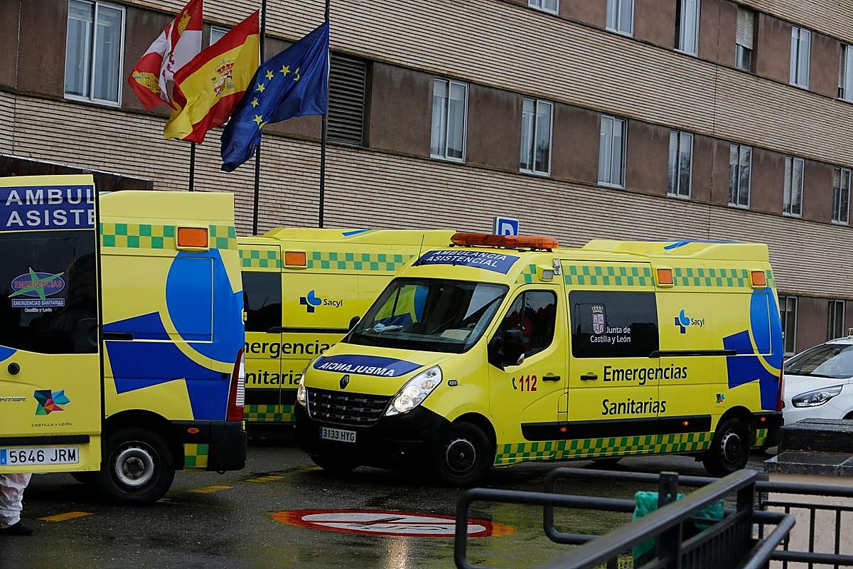 Ambulancias ante el Hospital Clínico de Salamanca.