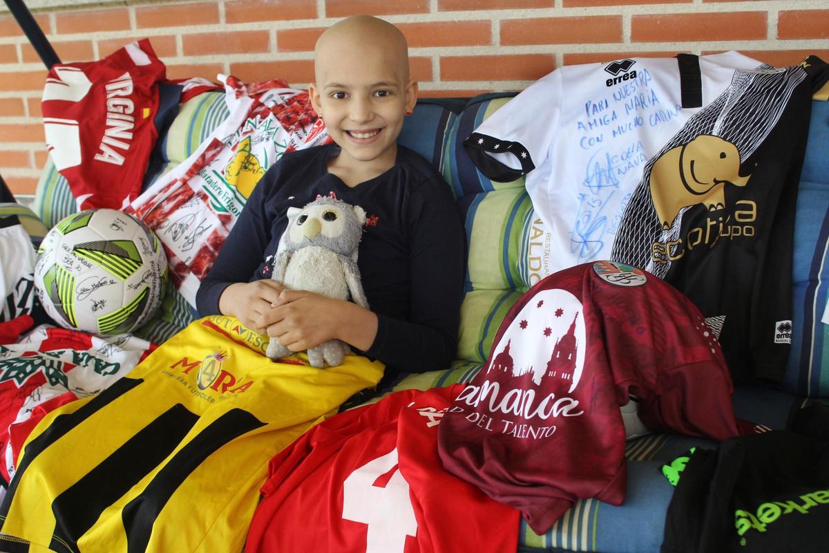 María, con las camisetas y regalos que le han llegado desde toda España.