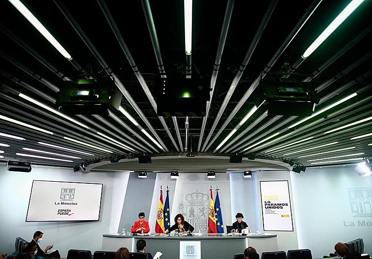 La ministra portavoz, María Jesús Montero, durante la rueda de prensa tras el Consejo de Ministros