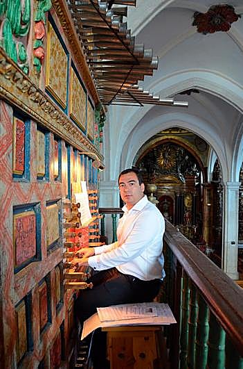 Alberto Iglesias tocando el órgano en la iglesia de Sotillo de la Ribera (Burgos).
