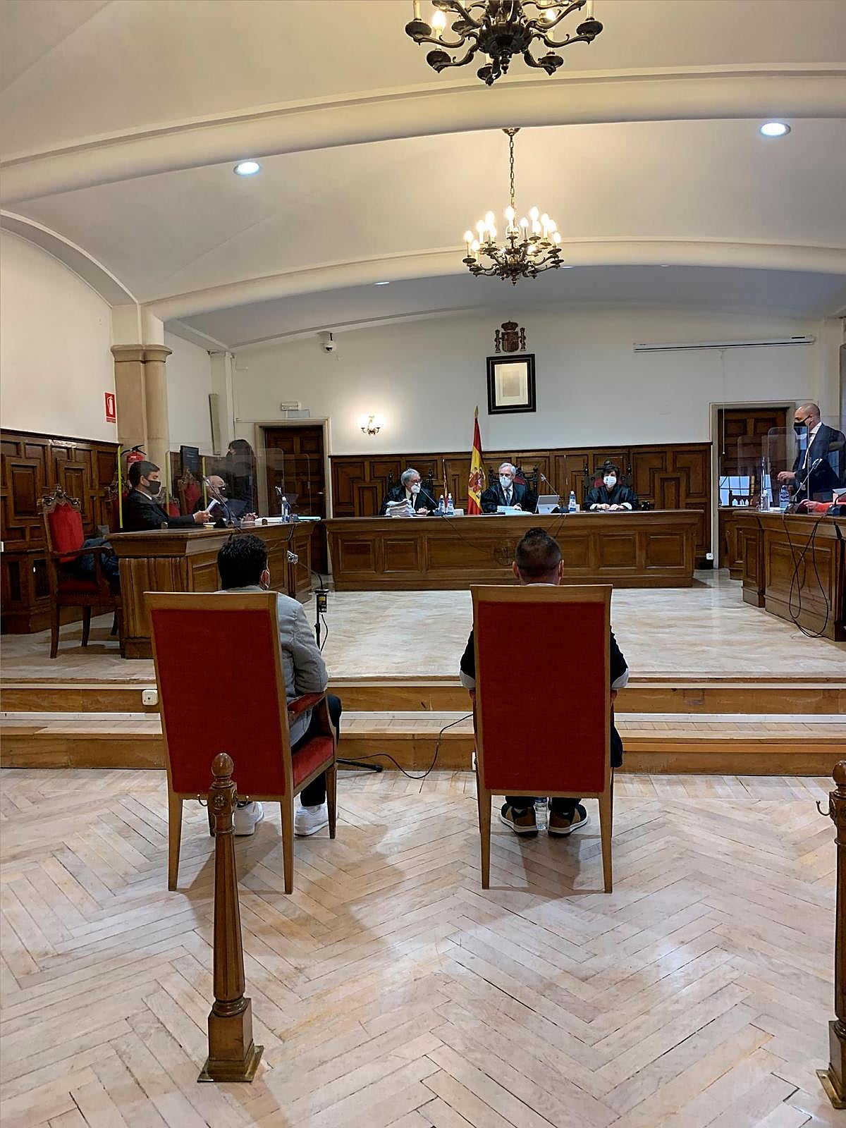J.A.L.M. (izquda.) y V.L. (dcha.), al inicio del juicio.