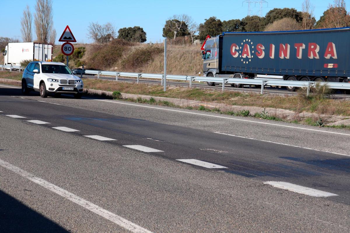 Firme deteriorado en el tramo de la A-66 entre Guijuelo y Sorihuela.